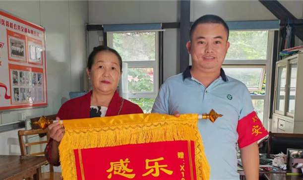 邓阿姨说：这面锦旗一定要亲手送给司机师傅