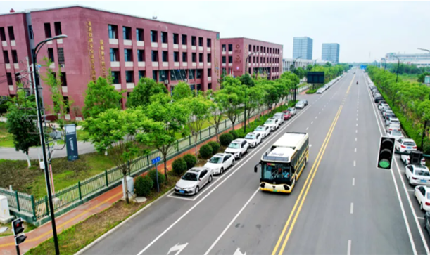 新都出行新时尚：出门打辆公交车